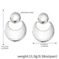 Detailweergave van zilveren gehamerde metalen oorbellen met kralen en halve manen - Zilver Gehamerd Maan (F407)