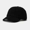 Détail du patchwork en laine d'agneau noire et velours côtelé sur une casquette d'hiver - Réglable / Noir