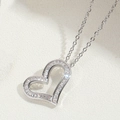 Elegante colgante de corazón plateado con cristales talla baguette en cadena fina - Corazón de Circón