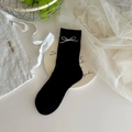 Schwarze mittellange Mesh-Socken im Ballett-Stil mit einer feinen silbernen Lederschleife - Einheitsgröße / Schwarz