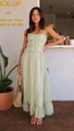 Détail de robe trapèze vert clair plissée avec cordons de serrage blancs et volants décoratifs - S / vert clair