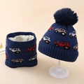 Détail macro du bonnet tricoté d'hiver et du cache-col avec doublure en peluche - Bleu