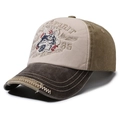 Khaki-braune Baseballkappe mit Wolfskopf-Stickerei und Details im Distressed-Stil - Kaffeebraune Krempe