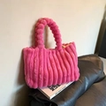 Bolso tote rosa de felpa con textura de rayas y asa de pompones para otoño e invierno - Rosa Rojo