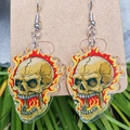 Acryl-Ohrringe mit Totenkopfmotiv in roten und gelben Flammen und silbernen Ohrhaken - Rot-Gelbe Flamme Totenkopf