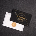 Tarjeta de cumpleaños negra con estampado dorado, sobre blanco y sello adhesivo de papel kraft - Gran comienzo