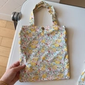 Dettaglio borsa in cotone a fiori gialli con chiusura in metallo e doppi manici robusti - Mini Coniglio Floreale Giallo(T-7)