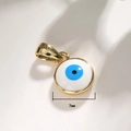 Makroaufnahme des 7mm Evil Eye Anhängers mit Goldbeschichtung und blauem Emaille - A0020-Mini Blaues Auge (7mm)