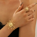 Conjunto de brazalete y anillo grande de sol dorado bohemio con acabado de espejo pulido - Pulsera de resplandor solar + anillo (WG-0893) / Oro KC Claro