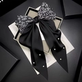 Eleganter Haarclip mit Blumendruck, schwarzen Satinbändern und Perlenverzierung für Damen - Blumig mit Perlen / Schwarz