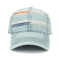 Berretto da baseball in denim azzurro con toppe colorate e dettagli strappati trendy - Regolabile / Azzurro