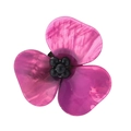 Broche camélia en acrylique rose avec texture marbrée et perles noires au centre - Magenta