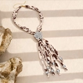 Detalle de collar de tela bohemio con rosa de diamantes de imitación y cuentas de plata - Blanco