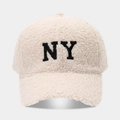 Dettaglio del cappellino da baseball in sherpa bianco sporco con lettere NY ricamate - Regolabile / Beige