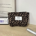 Detalle del neceser de pana con estampado de leopardo, cremallera y etiqueta textil - Leopardo Caqui