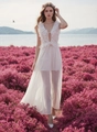 Détail d'une robe maxi blanche élégante avec col en V profond, dentelle et volants - S / Blanc