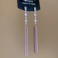 Detailansicht langer Fransenohrringe mit hellvioletten Zirkonia und Metallgeflecht-Quasten - Dangle Earrings / Gold-Rosa