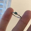 Anillo de cadena de plata con piedra preciosa verde cuadrada en diseño minimalista s925 - Estilo de Diseño de Cadena con Gema Verde Cuadrada (J2608)