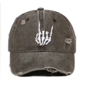 Gorra de béisbol lavada vintage con bordado de gesto mano esqueleto y detalles desgastados - café