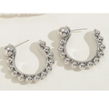 Dettaglio di orecchini a C in argento con decorazione a sfere e perni in argento 925 - Stile Perla di Rame (ES2262) / Argento