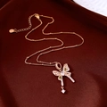 Collana a farfalla dorata con gemme verdi su seta rossa, gioielli in stile vintage - Collana - Oro