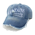 Dettaglio cappellino in denim azzurro con visiera sfilacciata e ricamo di montagna - M (56-58cm) / Blu