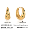 Dettaglio orecchini a cerchio in acciaio placcato oro 18K con zircone verde e incisione - Stella Verde (JDE0305012-GN)