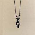 Nahaufnahme der braunen Bären-Schmetterling-Kette mit glänzender Vintage-Ästhetik - Schwarz