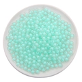Bastelperlen in Hellblau-Cyan mit transparenter Außenschicht in einem weißen Teller - 8mm Durchmesser-30g/Packung-Ca. 110 Stk / Transparente tealfarbene Rundperlen