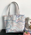 Dettaglio del motivo a onde blu e rosse sulla borsa da pranzo portatile in tela con manici - Borsa a Mano a Onde Blu Chiaro e Bianco (Con Cerniera)
