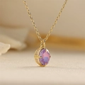Collana dorata con pendente ovale in vetro viola e alone di cristalli su sfondo morbido - Zirconia Viola Rotonda / Viola