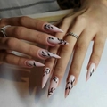 Lange stiletto kunstnagels met nude roze verloop en zwarte bladranken patroonmotieven - Lijm Stijl (CJCY-57)