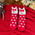 Dicke Korallenvlies-Weihnachtssocken in Rot mit süßen Hasenohren und weißen Herzmustern - Herz Katze