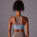 Dettaglio del reggiseno sportivo azzurro con spalline incrociate e fascia sottoseno larga - Taglia S / Top / Blu Grigio