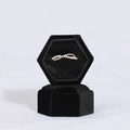 Nahaufnahme eines goldenen Perlenrings mit Zirkonia in einer schwarzen Samtbox für Schmuck - 4.9*4.3*4.5cm / Schwarz