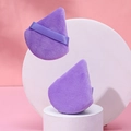 Set di due piumini da trucco triangolari viola con morbida consistenza vellutata per bellezza - Viola