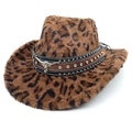 Dettaglio cappello da cowboy leopardato con fascia di strass e fibbia a teschio di toro - Parte Superiore a Cuore / Caffè Scuro