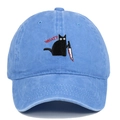 Detail der schwarzen Katzenstickerei mit WHAT? Schriftzug auf blauer gewaschener Kappe - Verstellbar / Hellblau