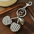 Llavero de cereza plateado brillante con diamantes de imitación de cristal y aro de metal - Cereza con diamantes de imitación blanco plateado