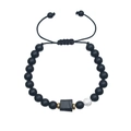 Dettaglio di un braccialetto regolabile con perline nere opache e accento in pietra di marmo - Bracciale di Perline Nero Opaco e Turchese Bianco