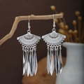 Orecchini etnici Hmong in argento con design a ventaglio e pendenti a foglia - E5747-2 (Nappa a Foglia a Ventaglio Traforata) / Argento