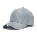 Detail der hellblauen Pailletten-Baseballkappe mit strukturierter Schlangenhaut - Einheitsgröße / Hellblau