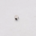 Detalle de una cuenta espaciadora de acero pulido de 5mm con agujero de 1,8mm para joyería DIY - Color Acero