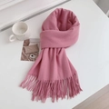 Detail eines weichen rosa Schals im Kaschmirstil mit Fransen auf einem weißen Schreibtisch - Regular Fit / Lotusrosa