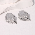 Pendientes minimalistas de ala plateada con plumas texturizadas en piedra blanca - Color Acero