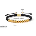 Détail du bracelet tissé noir ajustable avec billes dorées de 5mm et poids de 10g - Or 18K