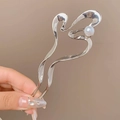 Épingle à cheveux argentée en U avec design en métal irrégulier et détail de perle blanche - Vague en Perle Artificielle (59#) / Argent