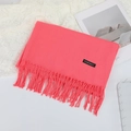 Écharpe en cachemire rose corail pour femmes avec franges élégantes et étiquette en tissu - 70×200cm / Rouge pastèque