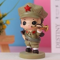 Figurine de soldat en résine en uniforme vert jouant d'un clairon doré sur bureau - Figurine Unique Joueur de Trompette