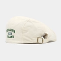 Détail de la casquette en coton blanc cassé avec broderie Catalina 1983 verte - Réglable / Beige